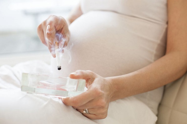 Phụ nữ mang thai hút thuốc lá ảnh hưởng đến thai nhi